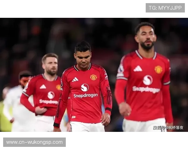 曼联混乱引争议！球迷怒指战术脱节+队内矛盾升级，豪门复兴为何步履维艰？